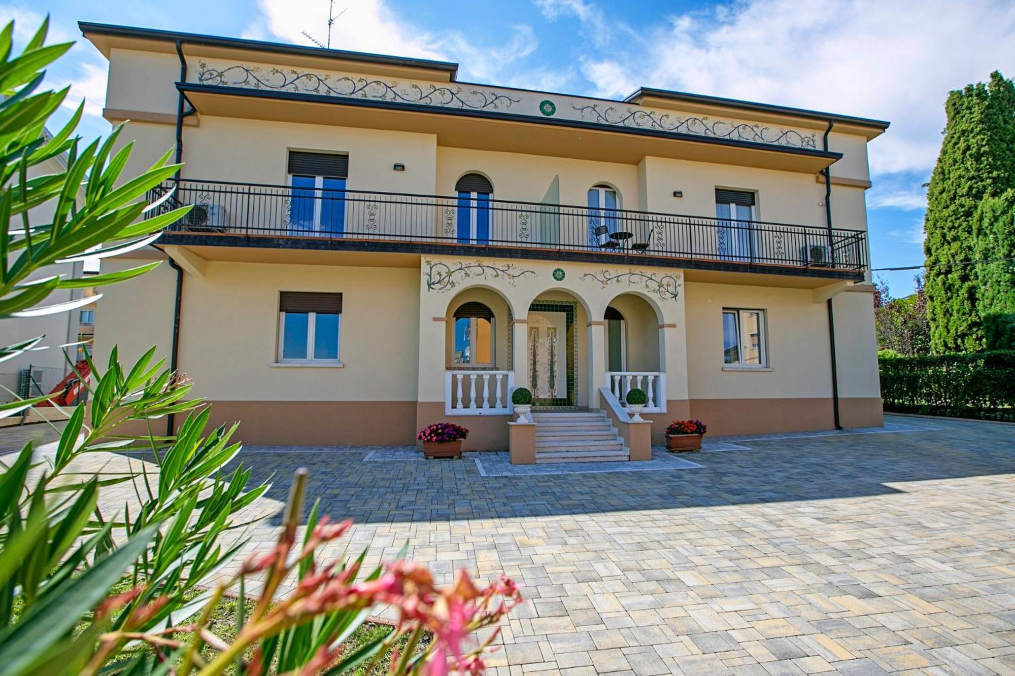 Villa Mimosa - Appartamento 2 - Happy Rentals Desenzano del Garda Exterior foto