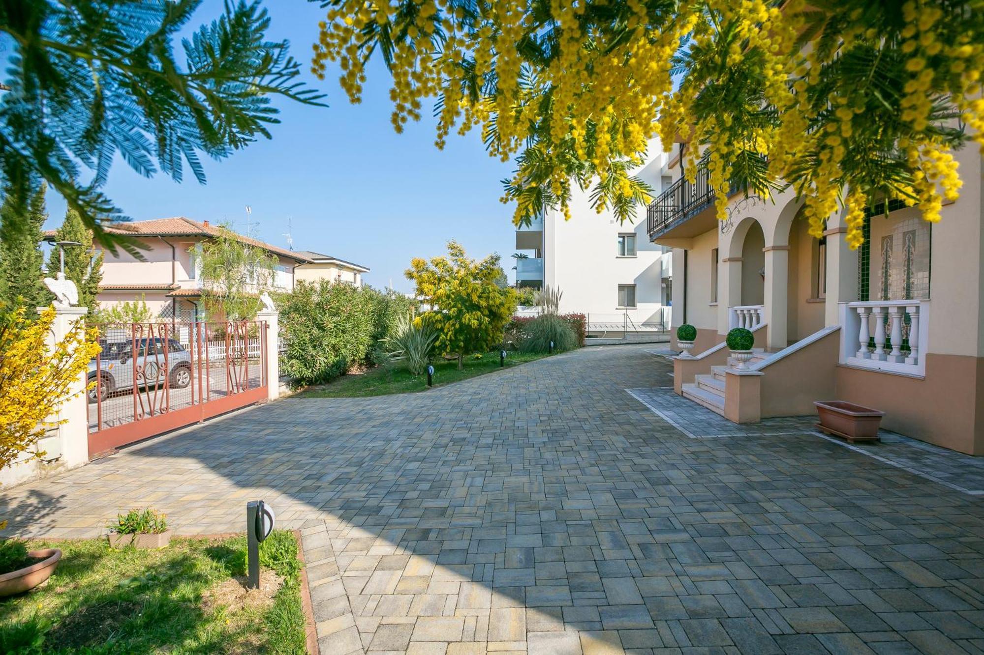 Villa Mimosa - Appartamento 2 - Happy Rentals Desenzano del Garda Exterior foto